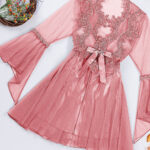 قميص نوم ستان للعرايس قصير بالروب - كود 4537