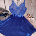 لانجيري حرير كود 317 بتصميم أنيق ولمسة ناعمة على الجسم. خامة فاخرة تمنحك راحة وأناقة مع مظهر جذاب، مثالي للعرايس ولليالي رومانسية مميزة.