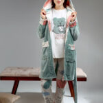 بيجامة قطيفة بغطاء رأس