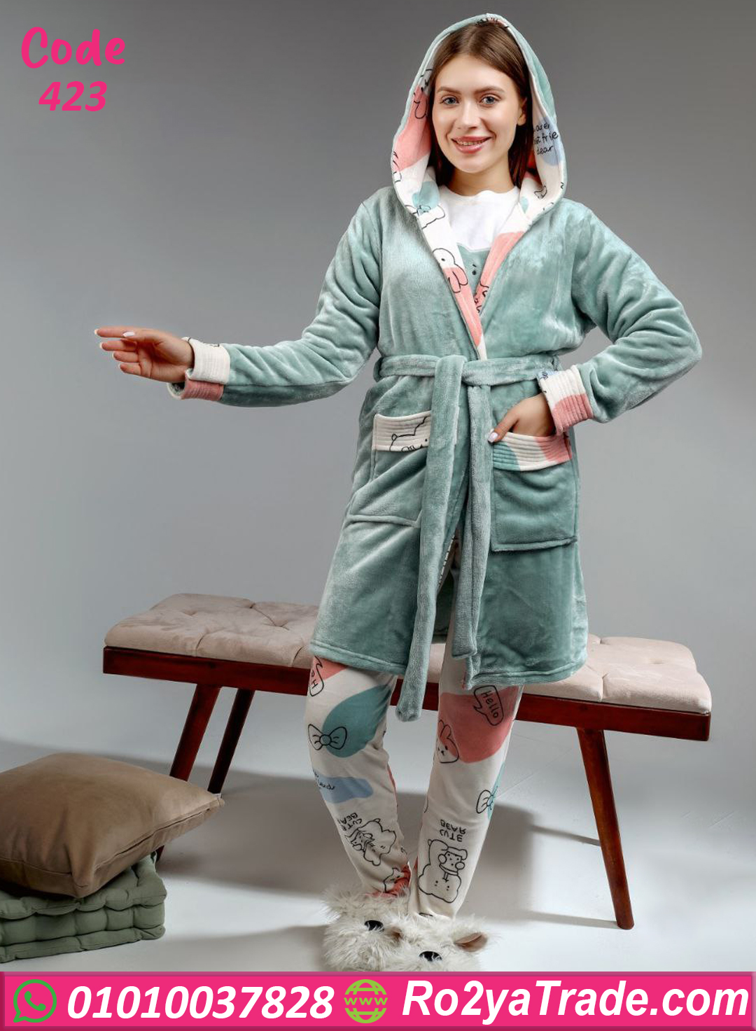 بيجامة قطيفة بغطاء رأس