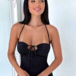 لانجري قصير أسود بقصة صدر مميزة