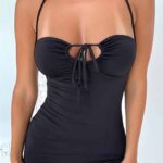 لانجري قصير أسود بقصة صدر مميزة